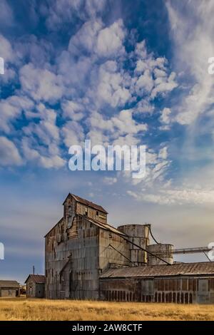 Klassischer alter Kornelevator unter einem weiten Himmel entlang der Interstate 40 und der Route 66 direkt östlich von Groom, Texas, USA [keine Freigabe für Immobilien; für Herausgeber verfügbar Stockfoto