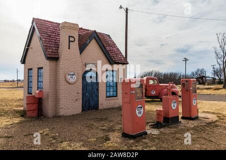 Eine wiederhergestellte Phillips 66-Servicestation aus dem Jahr 1929, eine der ersten in Amerika, in McLean, Texas, USA [keine Eigentumsfreigabe; für Redaktionslizenzgeber verfügbar Stockfoto