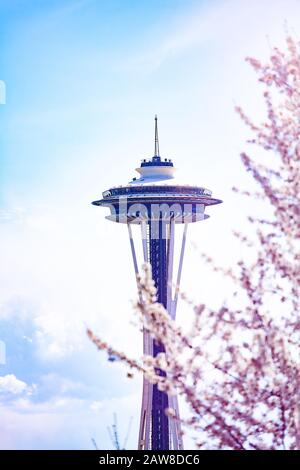 Seattle, WASHINGTON USA 04. APRIL 2015: Space Needle Tower over Spring Cherry Flower Tree Stockfoto