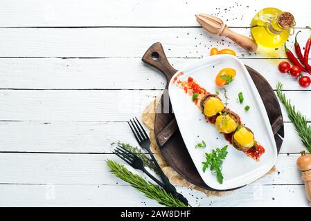 Gebackene Champignons mit Käse und Gemüse. Restaurantgerichte. Draufsicht. Freier Speicherplatz. Stockfoto