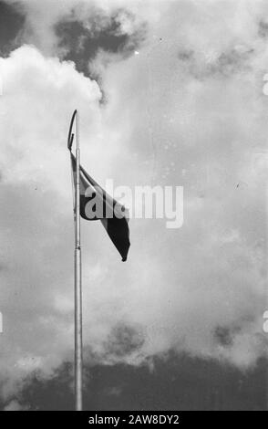 Gading und Plajen, Action auf Berggelände Niederländische Flagge schwenkt auf Fahnenmast Datum: 9. März 1949 Ort: Indonesien, Java, Niederländische Ostindien Stockfoto