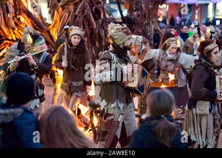 Evian-les-Bains, Frankreich - 24. Dezember 2019: Tanz- und Feuerfeier in der Show La Légende des Flottins. Das fantastische Driftwood Dorf öffnet ann Stockfoto