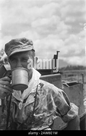 Die von Genie Auf der Straße von Yogya-Pakem One wiederhergestellte Straße von Yogya nach Pakem sucht einige Zeit nach einer Lösung für das Problem der Schäden, die Brücken durch bösartige Elemente verursachen. Die Pioniere von 1-15 R.I. haben nun in Zusammenarbeit mit dem Genie den Plan entworfen, sich von der Kali zu entfernen, so dass die Brücke nicht mehr relevant ist. Sergeant Major P. Baaijens aus Ijsselmonde der Trägerplatte von 1-15 R.I. schlürft mit Vergnügen eine Tasse mitgebrachten Kaffee Datum: 24. März 1949 Ort: Indonesien, Java, Niederländische Ostindien Stockfoto