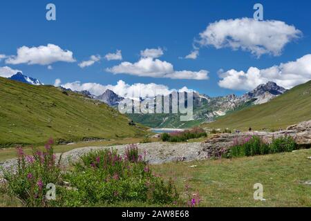 Eine Sommerwanderung im Nationalpark Vanoise zeigt das Skigebiet Tignes und die friedliche Umgebung für Familienaktivitäten Stockfoto