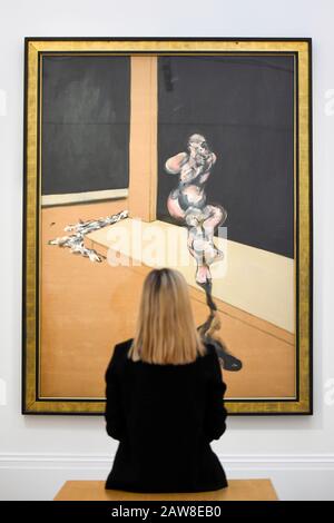 London, Großbritannien. Februar 2020. Ein Mitarbeiter sieht "Turning Figure" von Francis Bacon, (EST. £6.000.000 - 8.000.000). Vorschau von Sotheby's Contemporary Art Sale in ihren New Bond Street Galerien. Werke von Künstlern wie Francis Bacon, Yves Klein, Jean-Michel Basquiat und David Hockney werden am 11. Februar 2020 zur Versteigerung angeboten. Kredit: Stephen Chung / Alamy Live News Stockfoto