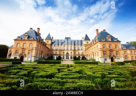 Zitieren Sie die Universitaire International University Paris, den Garten und das Labyrinth der Büsche über den Campusgebäuden Stockfoto