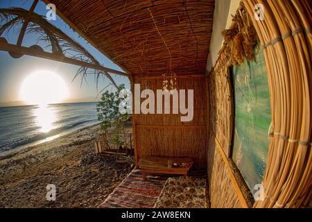 Blick von der Terrasse des Bungalows im Beduinenlager. Res Shitan. Nuweiba. Ägypten Stockfoto