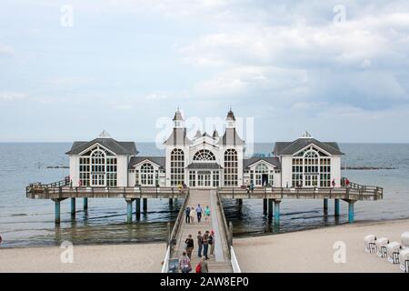 Sellin, Deutschland - 23. Juni 2012: Pier mit historischem Haus. Eine berühmte Touristenattraktion auf der Insel Rügen. Stockfoto