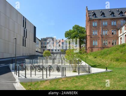 Marburger Lahn, Universität, Fahrrad steht für Gebäude und Blick auf die Oberstadt Stockfoto