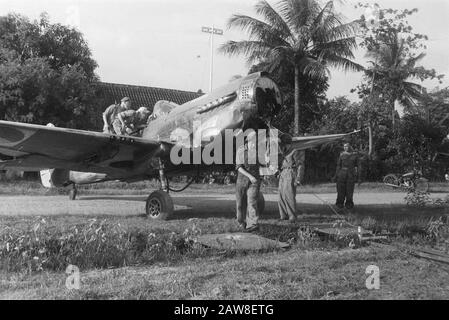 Notlandung eines Curtiss P40 in der Nähe von Solo Vor Kurzem landete ein Curtiss P40 Kampfflugzeug am Stadtrand von Solo. Da es keine Möglichkeit gab, die Einheit vor Ort zu befestigen und den Start auf dem mit Wasser bestückten Spielfeld zu unmöglich war, wurde das Flugzeug vom Militär an anderer Stelle geschleppt, um demontiert zu werden. Dragging the Aircraft to the Road Date: April 13, 1949 Ort: Bondowoso, Indonesien, Java, Niederländisch-Ostindien Stockfoto