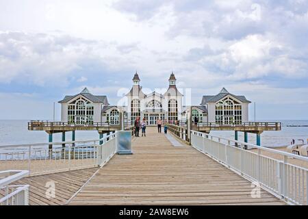 Sellin, Deutschland - 23. Juni 2012: Pier mit historischem Haus. Eine berühmte Touristenattraktion auf der Insel Rügen. Stockfoto