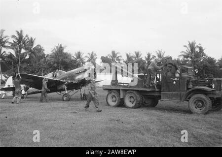 Notlandung eines Curtiss P40 in der Nähe von Solo Vor Kurzem musste ein Curtiss P40N Kittyhawk Kampfflugzeug der 120. Staffel eine Notlandung am Stadtrand von Solo machen. Da es keine Möglichkeit gab, die Einheit vor Ort zu befestigen und den Start auf dem mit Wasser bestückten Spielfeld zu unmöglich war, wurde das Flugzeug vom Militär an anderer Stelle geschleppt, um demontiert zu werden. Das Gerät wird aus dem Feld entfernt, und die Aufschlüsselung kann Startanmerkung ziehen: Der Berichtstitel ist falsch: Spitfire Datum: 13. April 1949 Standort: Bondowoso, Indonesien, Java, Niederländisch-Ostindien Stockfoto