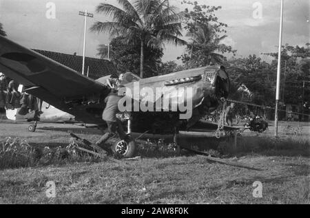 Notlandung eines Curtiss P40 in der Nähe von Solo Vor Kurzem landete ein Curtiss P40 Kampfflugzeug am Stadtrand von Solo. Da es keine Möglichkeit gab, die Einheit vor Ort zu reparieren und auf dem mit Wasser bestückten Spielfeld abzufahren, wurde das Flugzeug vom Militär an anderer Stelle zum Abbau geschleppt Datum: 13. April 1949 Standort: Bondowoso, Indonesien, Java, Niederländisch-Indien Stockfoto