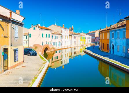 Comacchio - Oktober 2016, Emilia Romagna, Italien: Blick auf den Kanal mit Brücke und farbigen Häusern, die sich im Wasser widerspiegeln. Italienische Stadt Comacchio a Stockfoto