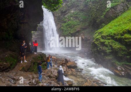 Camlihemsin, Rize/Türkei - 06. August 2019: Palovit Wasserfall in der Sommersaison mit Touristen und Autos. Stockfoto