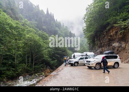 Camlihemsin, Rize/Türkei - 06. August 2019: Palovit Wasserfall in der Sommersaison mit Touristen und Autos. Stockfoto