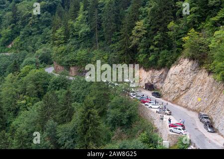 Camlihemsin, Rize/Türkei - 06. August 2019: Zilkale, zil Kale mit Touristen und Autos. Stockfoto