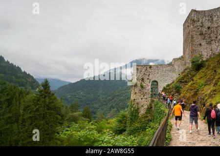 Camlihemsin, Rize/Türkei - 06. August 2019: Zilkale, zil kale mit Touristen. Stockfoto