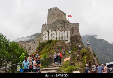 Camlihemsin, Rize/Türkei - 06. August 2019: Zilkale, zil kale mit Touristen. Stockfoto