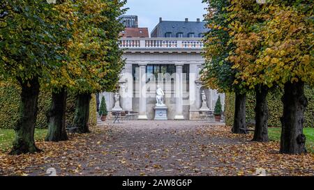 Der Herkules-Pavillon ist ein ehemaliger königlicher Pavillon im neoklassizistischen Stil, der heute als Café in den Rosenborger Schlossgärten in Kopenhagen genutzt wird Stockfoto