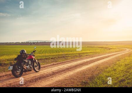 Motorrad auf der Straße mit offenem Himmel im Hintergrund. Stockfoto