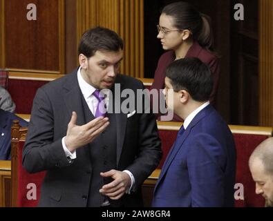 Februar 2020, Kiew, Ukraine: Der ukrainische Premierminister OLEKSIY HONCHARUK (L) und der Sprecher des Parlaments DMYTRO RAZUMKOV (R) sprechen während einer Sitzung des ukrainischen Parlaments in Kiew, Ukraine, am 7. Februar 2020. (Bild: © Serg Glovny/ZUMA Draht) Stockfoto