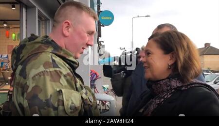 Noch aus PA-Video von der in Fein führenden Mary Lou McDonald Kampagne in Dublin aufgenommen. Stockfoto