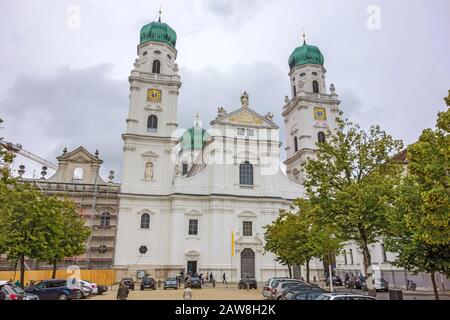 Passau, 29. Juni 2014: Sankt Stephan's Dome, eine der historischen Stätten der Stadt, die viele Touristen anzügt. Stockfoto