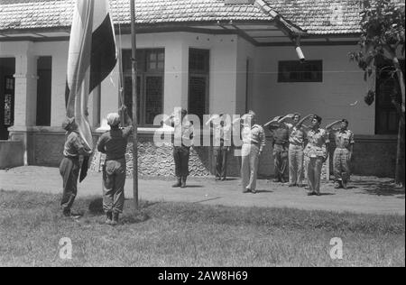 Abzug der niederländischen Truppen von Solo, Gondang Winangoe und Klaten In Ganz Indonesien die niederländischen Patrouillengebiete, manchmal in ganzen Regenfällen gleichzeitig vorhanden, die T.N.I. verlegt. An den kleinen Außenposten macht man den Transfer zu einer kleinen Zeremonie, wie Bügeln der niederländischen Flagge und Anheben der republikanischen Flagge. Übergabe eines Postens Bojolali in Central Java Annotation: Offizier im Vordergrund steht Oberst J.H.M.U.L.E Ohl. Zu seiner Rechten der indonesische LT. Col. Slamet Riyadi. Ganz wahrscheinlich der Kommandeur der Infanterie I Major D. T. bei Ihr (oder W. Linck) Datum: 10. November 1949 Standort: Indonesien, Stockfoto