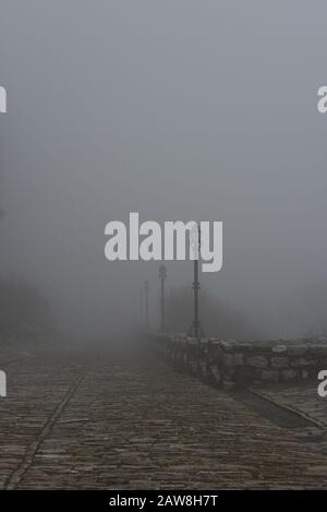 Annäherung an Schloss Rozafa im dichten Nebel (Albanien) Stockfoto