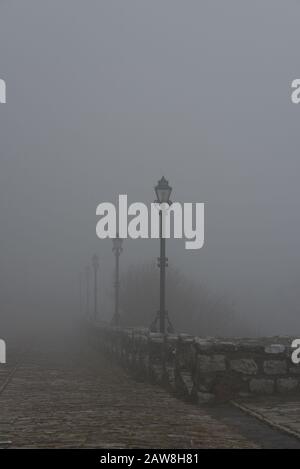 Annäherung an Schloss Rozafa im dichten Nebel (Albanien) Stockfoto