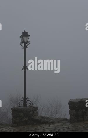 Annäherung an Schloss Rozafa im dichten Nebel (Albanien) Stockfoto