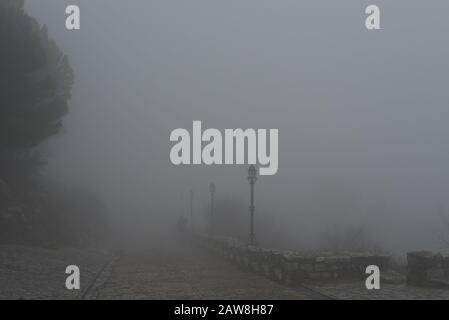 Annäherung an Schloss Rozafa im dichten Nebel (Albanien) Stockfoto