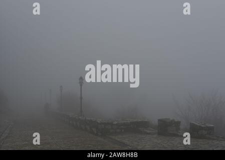 Annäherung an Schloss Rozafa im dichten Nebel (Albanien) Stockfoto