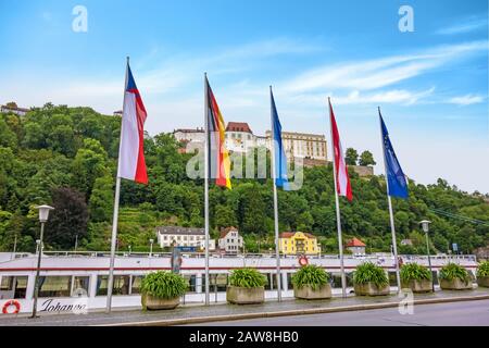 Passau, 29. Juni 2014: Veste Oberhaus, historische Hochburg der historischen Altstadt von Passau, ein berühmter Touristenort - Blick von der Stadt ha Stockfoto