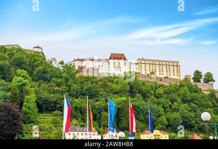 Passau, 29. Juni 2014: Veste Oberhaus, historische Hochburg der historischen Altstadt von Passau, ein berühmter Touristenort - Blick von der Stadt ha Stockfoto