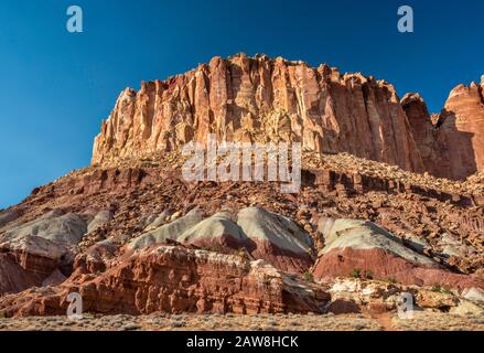 Klippen über Grand Wash, Canyon im Watertacket-Falzbereich im Capitol Reef National Park, Colorado Plateau, Utah, USA Stockfoto