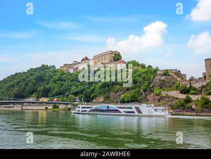 Passau, 29. Juni 2014: Veste Oberhaus, historische Hochburg der historischen Altstadt von Passau, ein berühmter Touristenort - Blick vom Riv Stockfoto