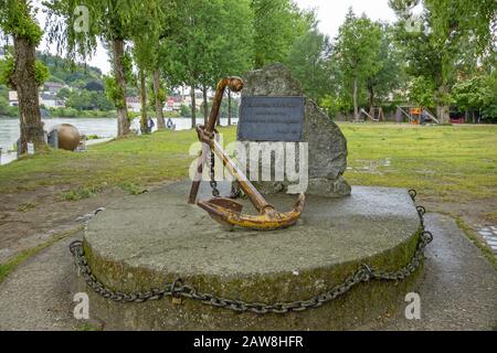 Passau, Deutschland - 29. Juni 2014: Ankerdenkmal für die Opfer der von den Freunden der Flüsse und Ozeane 1971 errichteten Donau. Stockfoto