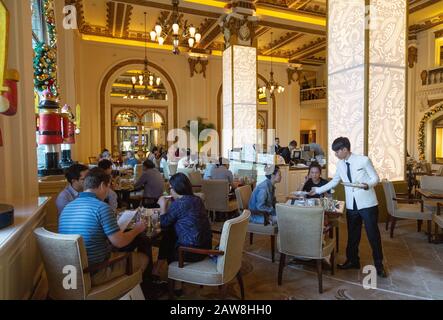 Leute, die Nachmittagstee in der Lobby des Peninsula Hotel, Kowloon Hong Kong Asia, genießen Stockfoto