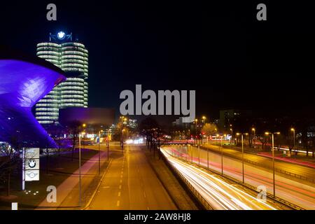 München, Deutschland - 25. Januar 2020: Die beleuchtete BMW-Konzernzentrale befindet sich zusammen mit dem BMW World- und BWM-Museum in München Olympic Ce Stockfoto