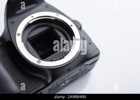 DSLR-Kamera mit Nahaufnahme ohne Objektiv, bereit für die Sensorreinigung. Platz für Text Stockfoto