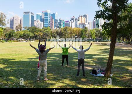 Tai Chi Asia; Gruppe lokaler Menschen mittleren Alters, die Tai-Chi-Übungen im Victoria-Park, Hong Kong Island Hongkong, Asien, durchführen; Beispiel; asiatischer Lebensstil Stockfoto