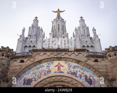Fassade des Tempels Heilig Herz Jesu auf der Spitze des Berges Tibidabo in Barcelona (Spanien) Stockfoto