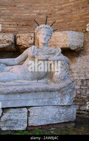 Rom. Italien. Ostia Antica. Campus der Magna Mater, Santuario di Attis (Schrein Attis). Replikatputz (das Original befindet sich im Vatikanischen Museum Stockfoto