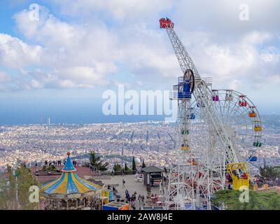 Barcelona, SPANIEN - 19. OKTOBER 2019: Vergnügungspark Tibidabo mit Panoramablick über Barcelona. Stockfoto