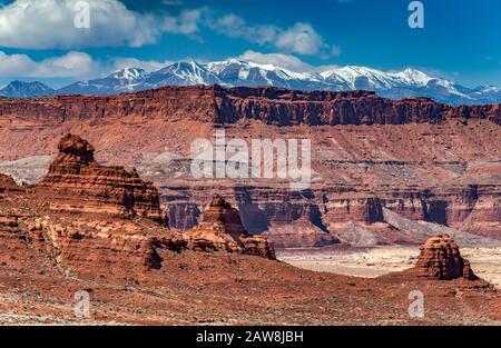 Trachyte Point Plateau-Klippen, Henry Mountains, Blick vom Bicentennial Highway, Glen Canyon National Recreation Area, Colorado Plateau, Utah, USA Stockfoto