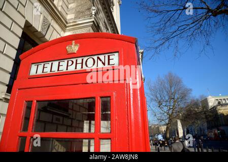 London, England, Großbritannien. Ikonische rote Telefonbox in Whitehall Stockfoto