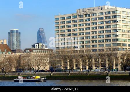 London, England, Großbritannien. St. Thomas' Hospital vom Parlament aus gesehen Stockfoto