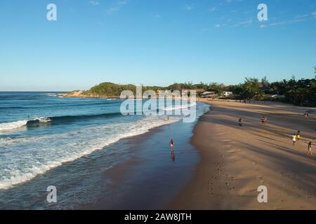 Drohne schoss mit einheimischen Bewohnern an einen Strand Stockfoto